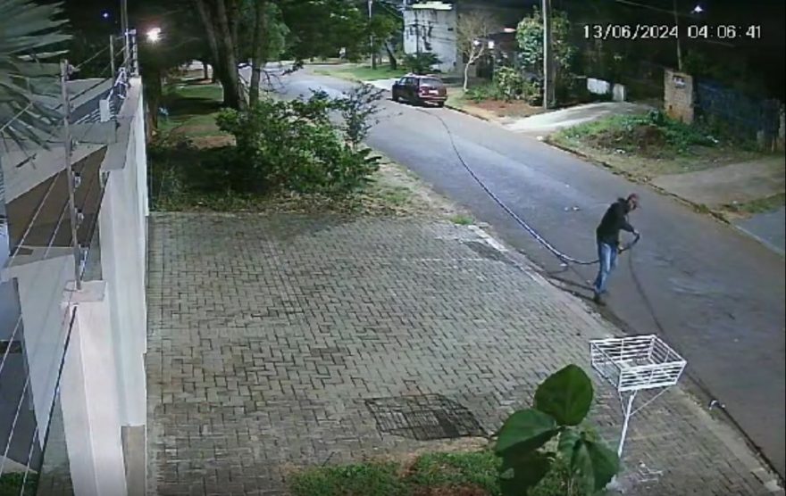 Vídeo mostra homem realizando furto de fios em Cascavel; GDE agiu rápido e deteve suspeito