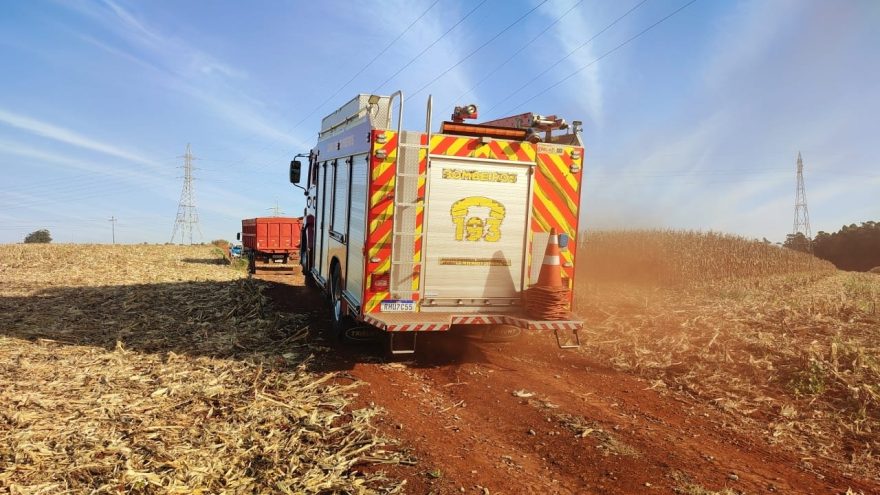Corpo de Bombeiros combate incêndio em vegetação