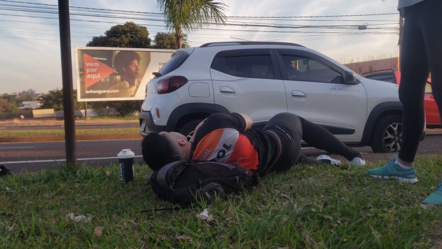 Acidente entre carro e bicicleta no Coqueiral deixa ciclista ferido