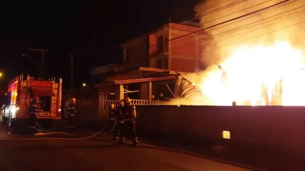 Homem em ato de desespero pula do 2º andar de residência para escapar de incêndio