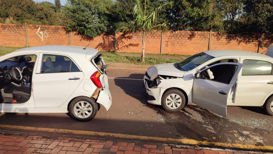 Carros se envolvem em forte colisão traseira no Bairro Coqueiral