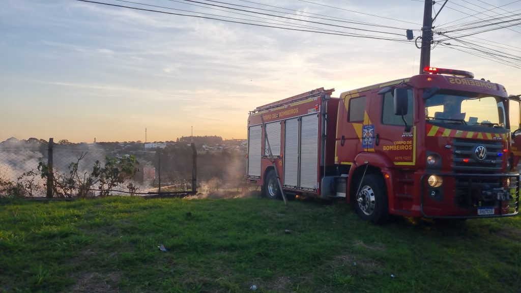 Incêndio em vegetação às margens da BR-277 mobiliza Corpo de Bombeiros