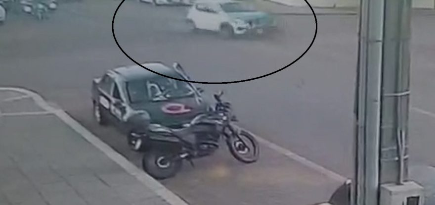 Câmera registra acidente que deixou motociclista ferido no Bairro Neva