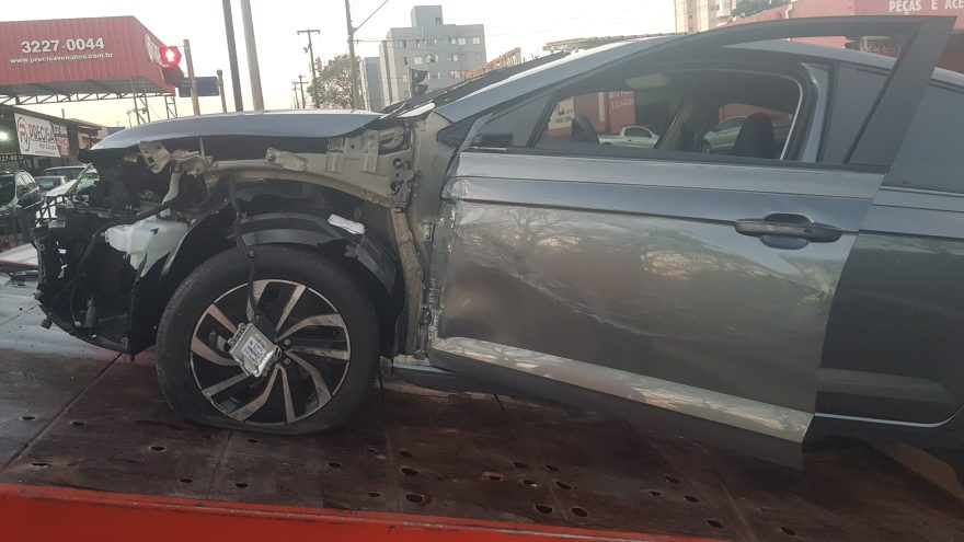 Polo fica com a lateral destruída em acidente com ônibus na Avenida Brasil