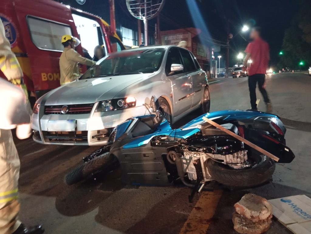 Motociclista sofre perfuração no corpo em acidente na Avenida Brasil