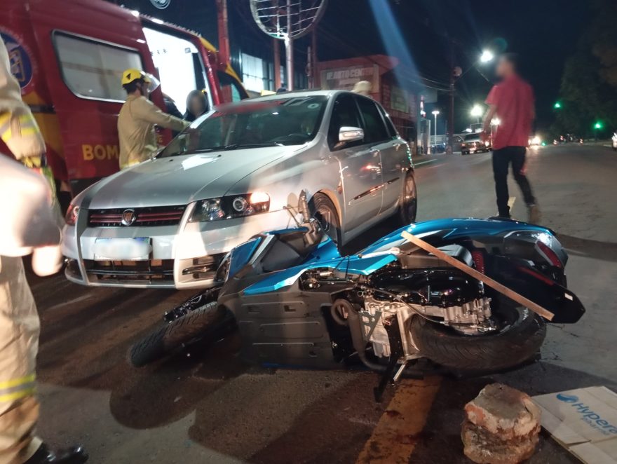 Motociclista sofre perfuração no corpo em acidente na Avenida Brasil