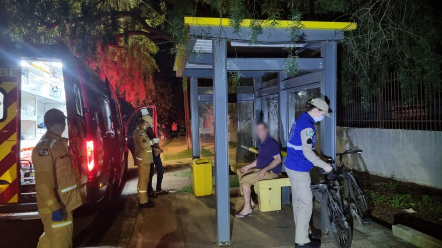 Homem que estava dormindo em ponto de ônibus no Santa Felicidade é socorrido pelo Siate