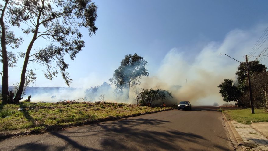 Bairro XIV de Novembro é tomado por fumaça após área de vegetação ser atingida por incêndio