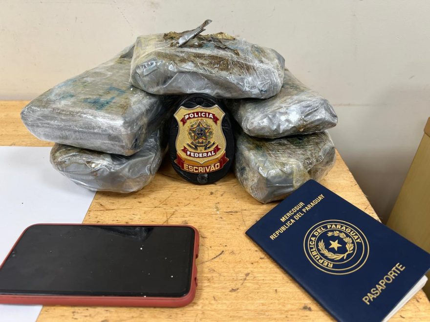 Polícia Federal prende paraguaia com cocaína em fundo falso de bagagem no Aeroporto de Foz