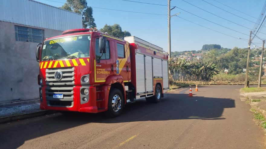 Bombeiros combatem incêndio no bairro Periolo