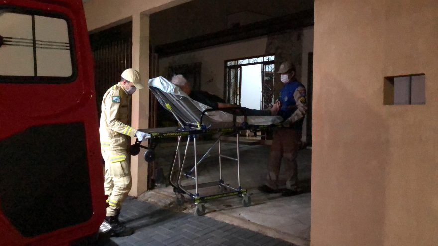 Idosa de 90 anos é socorrida após sofrer queda na Rua Antonina