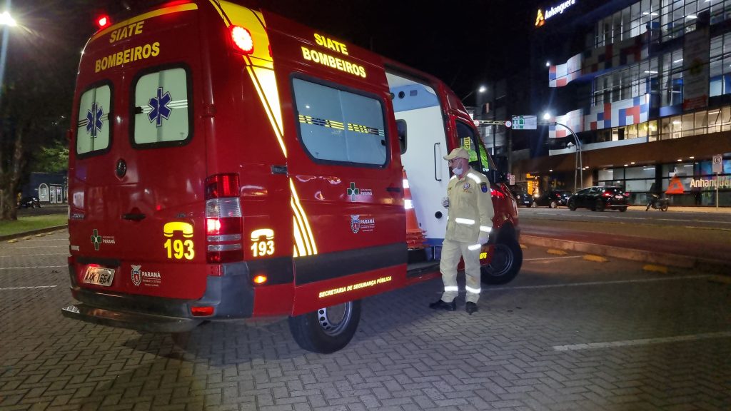 Mulher fica ferida após ser atropelada na Avenida Brasil Mulher fica ferida após ser atropelada na Avenida Brasil