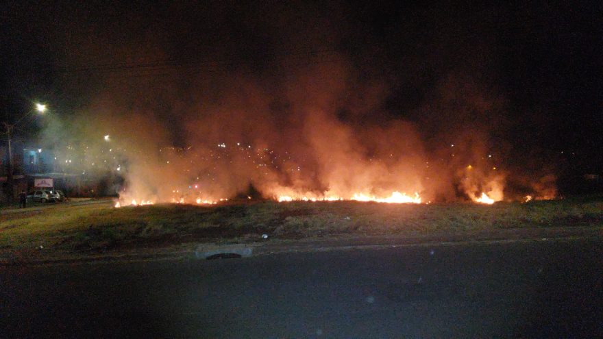 Bombeiros combatem incêndio em vegetação no Periolo