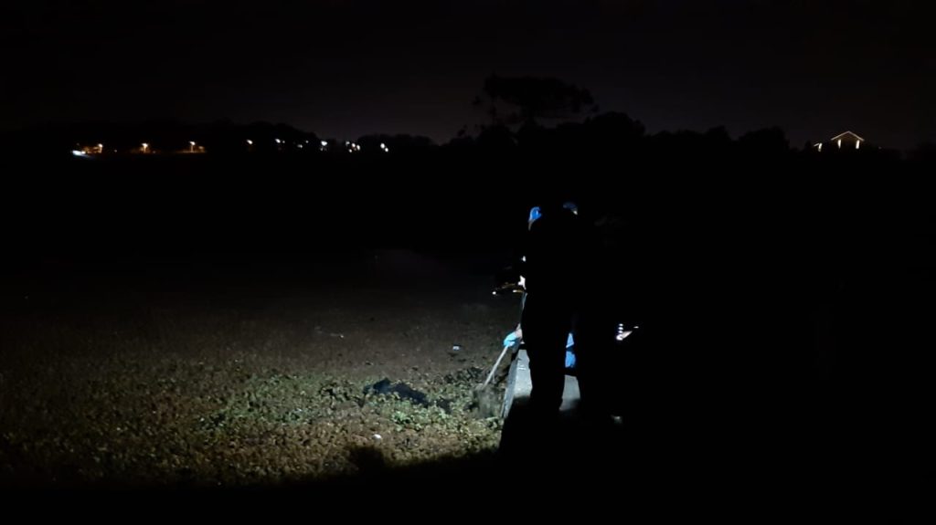 Vigilante morre afogado após cair em lagoa durante ronda em condomínio Vigilante morre afogado após cair em lagoa durante ronda em condomínio