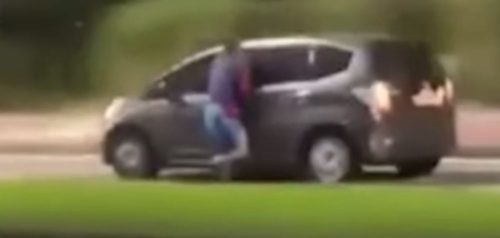 “Nunca mais vai roubar”: ladrão fica pendurado em carro durante assalto; assista! Imagem referente a “Nunca mais vai roubar”: ladrão fica pendurado em carro durante assalto; assista!