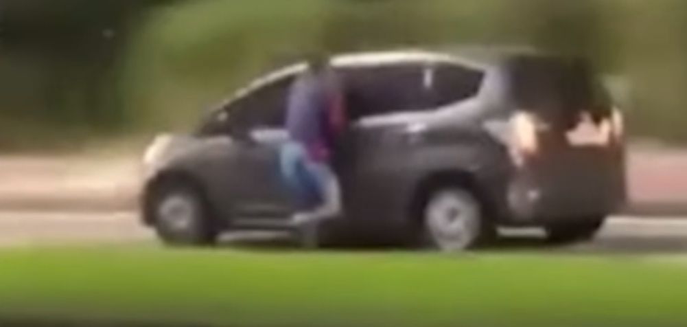 “Nunca mais vai roubar”: ladrão fica pendurado em carro durante assalto; assista! “Nunca mais vai roubar”: ladrão fica pendurado em carro durante assalto; assista!