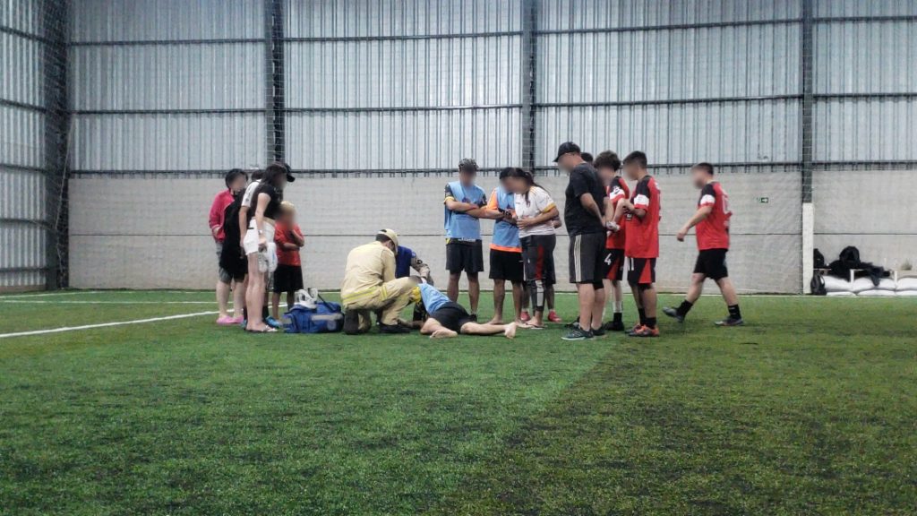 Jovem sofre lesão durante partida de futebol no Santo Onofre Jovem sofre lesão durante partida de futebol no Santo Onofre
