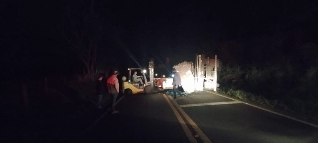 Caminhão Tomba na PR-471 em Catanduvas e Passageira Fica Ferida