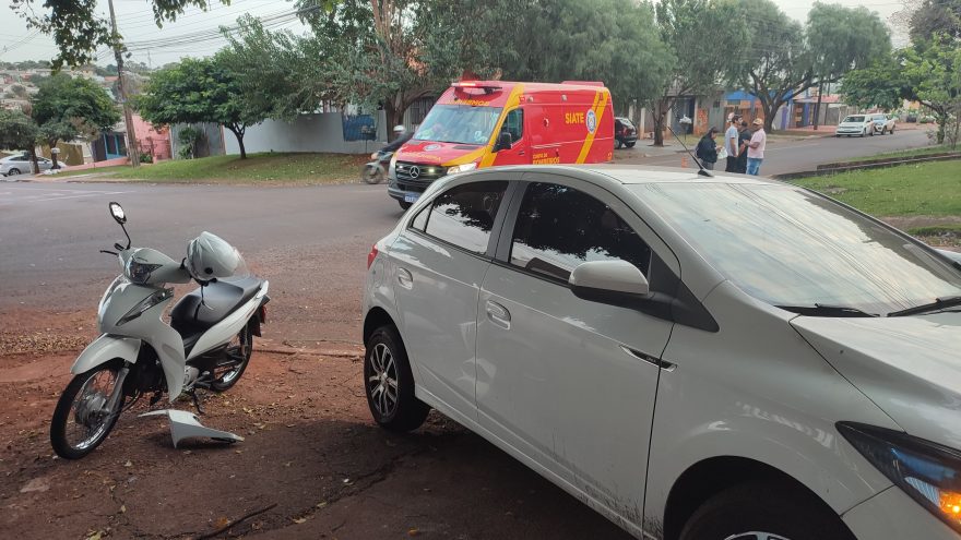 Onix e Honda Biz se envolvem em colisão no Bairro Santa Cruz