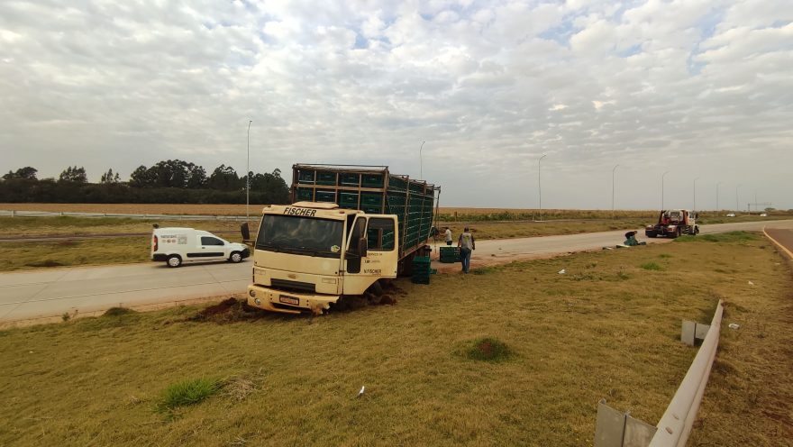 Pneu de caminhão estoura, motorista travessa rodovia na contramão e quase tomba na BR-163