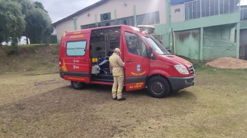 Homem tem a mão esmagada por sapata de apoio de caminhão na Região do Lago Imagem referente a Homem tem a mão esmagada por sapata de apoio de caminhão na Região do Lago