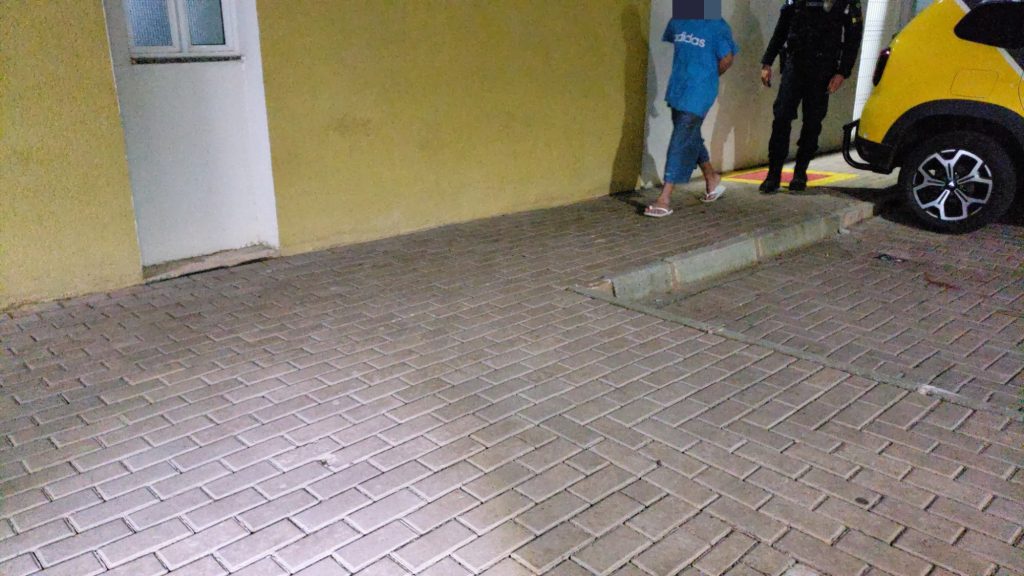 Adolescente revoltado quebra móveis e janelas e ateia fogo no tênis da irmã