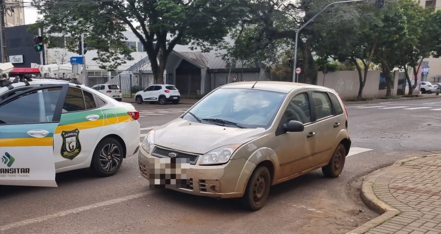 Fiesta estacionado de maneira irregular atrapalha o trânsito na Rua Paraná