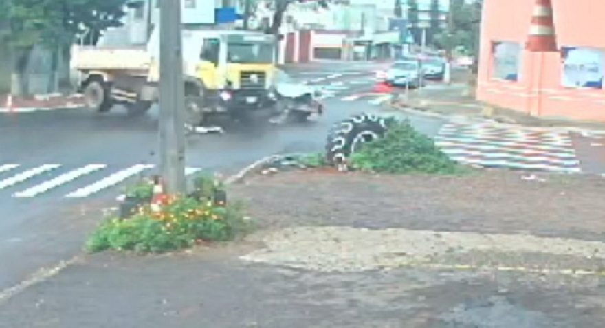 Pancada entre caminhão e dois carros é flagrada por câmeras de segurança