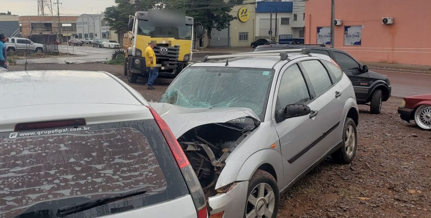 Forte colisão entre caminhão e dois carros é registrada na Rua do Comércio