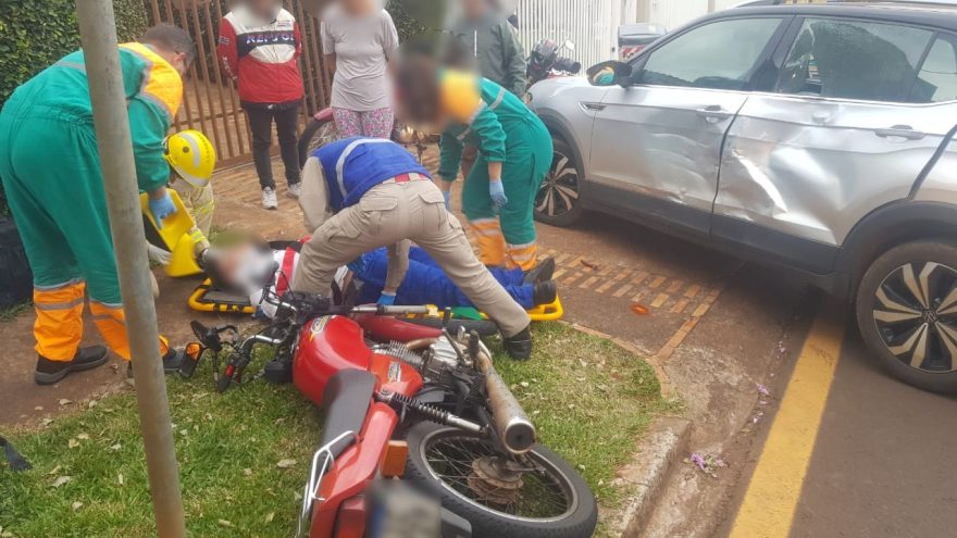 Motociclista fratura punho em acidente no Centro de Cascavel