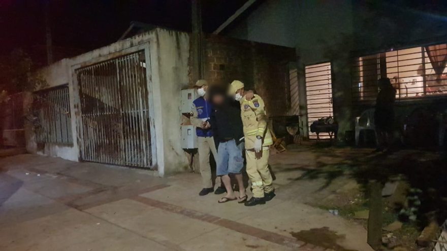 Homem pisa em buraco durante brincadeira no Riviera e precisa ser socorrido pelo Siate