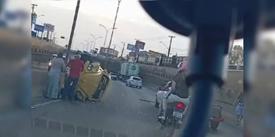 Fusca capota em acidente ao lado do Max Atacadista; veja vídeo