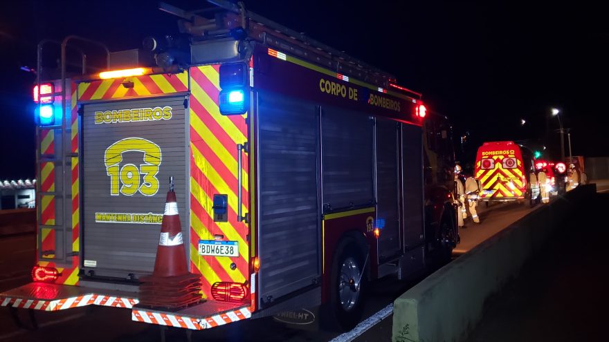 Bombeiros resgatam vítima de tentativa de suicídio no viaduto da Av. Rocha Pombo