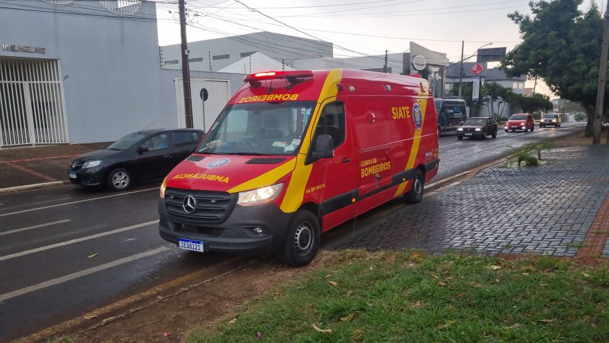 Mulher ferida é socorrida pelo Siate no bairro São Cristóvão