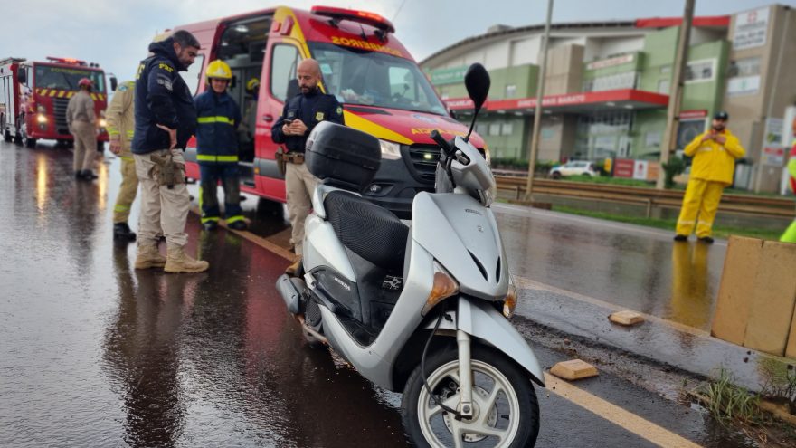 Motociclista sofre queda e deixa acesso interditado no Trevo Cataratas