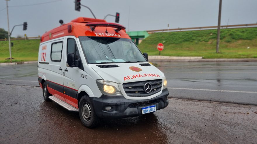 Na chuva, homem deitado às margens da BR-277 é socorrido pelo Samu em Cascavel