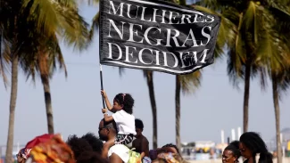 Marcha das mulheres negras une gerações na orla do Rio de Janeiro