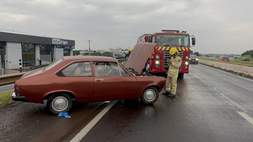 Carro bate contra mureta na PRc-467 e motorista abandona menino de 13 anos