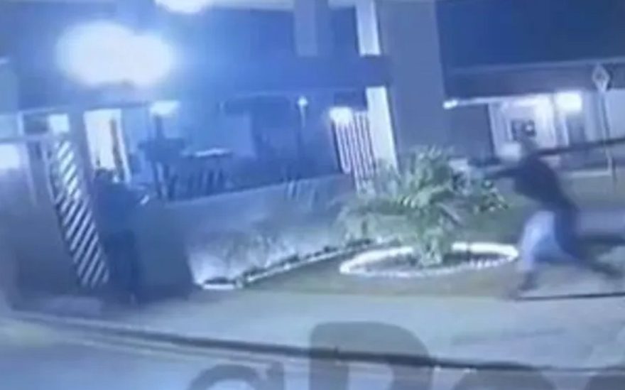 Vídeo mostra GM sendo atacado por jovem e matando agressor com tiro