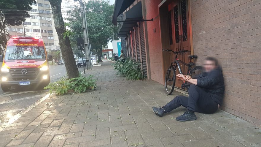 Ciclista fica ferido ao sofrer queda na Rua Mato Grosso, no Centro