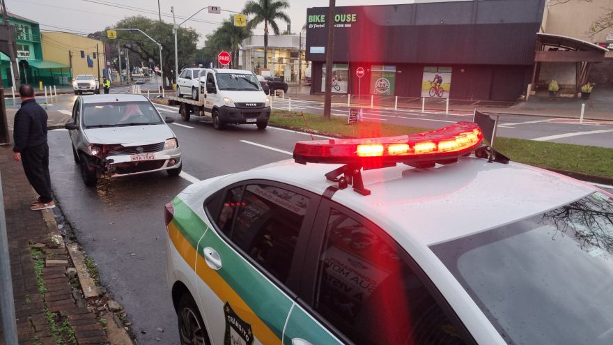 Carros e envolvem em colisão na Avenida Piquiri com a Rua Paraná