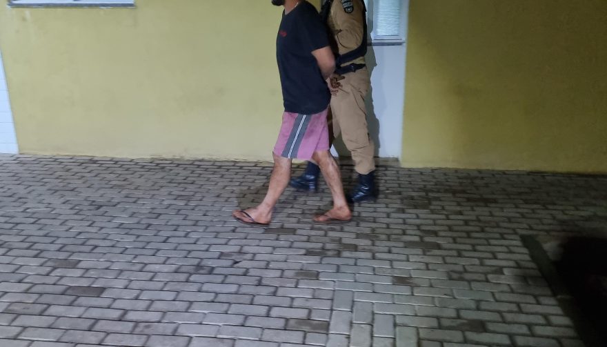 Vizinhos denunciam agressão e PMs encontram vítima aos prantos