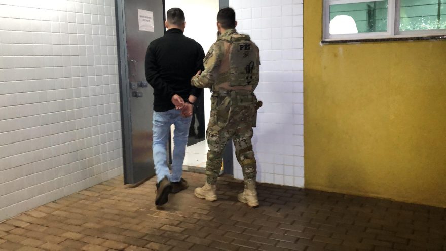 Homem é detido pela PRF com bagageiro de Peugeot completamente lotado de maconha