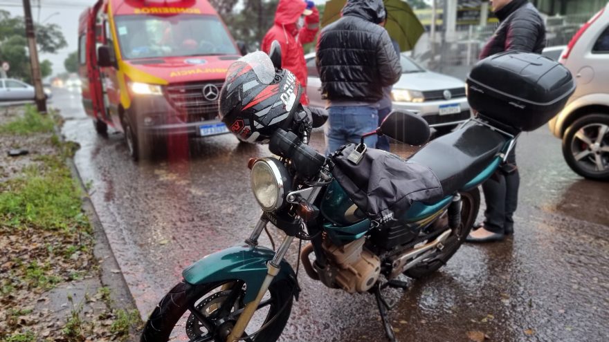 Três veículos se envolvem em colisão no Maria Luiza e motociclista fica ferido