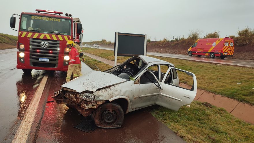 Jovem, de 21 anos, capota carro na rodovia BR-163, em Cascavel
