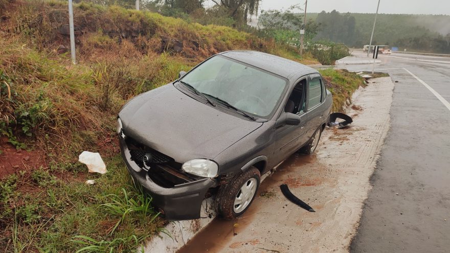 Corsa sai da pista e bate contra barranco no Contorno Oeste