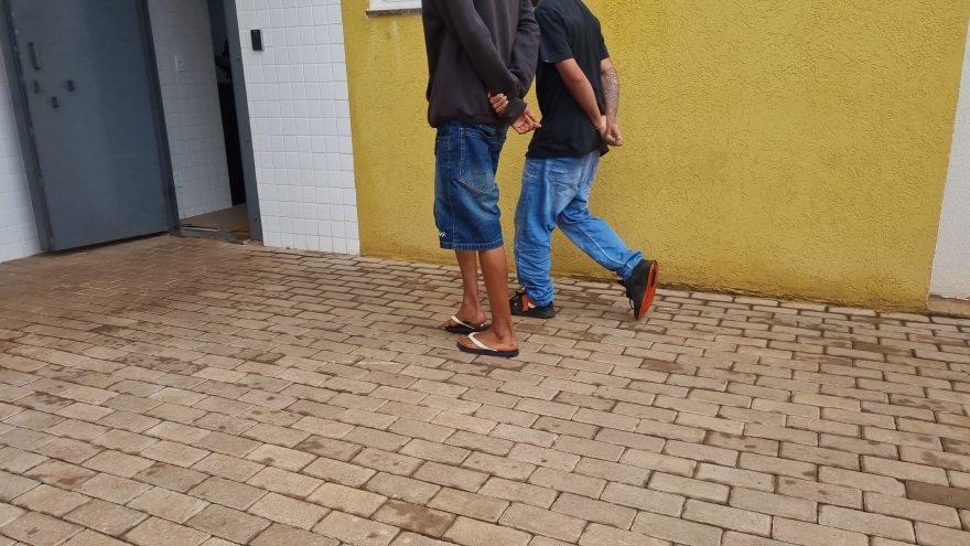 Após denúncia, GM apreende adolescentes em frente a colégio com crack e cocaína