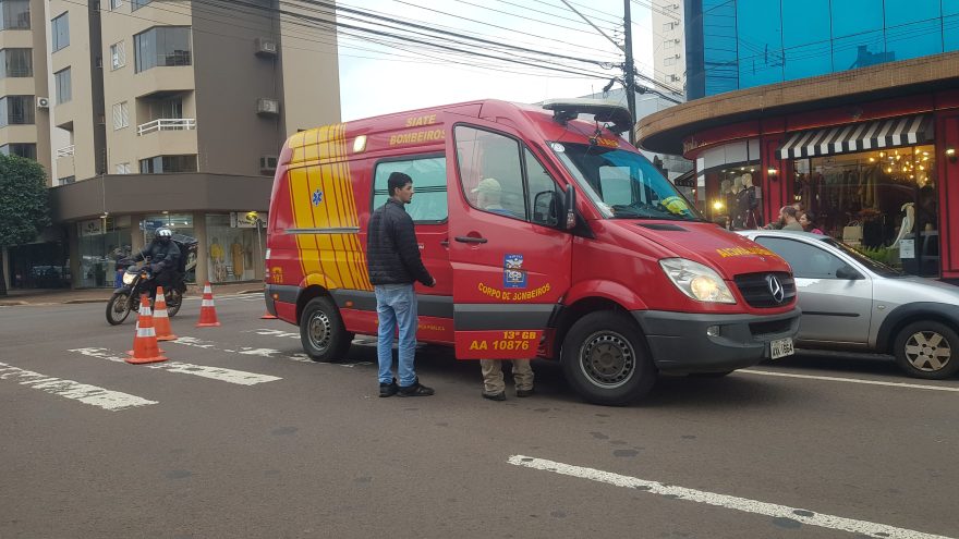 Mulher é atropelada por moto na Rua São Paulo