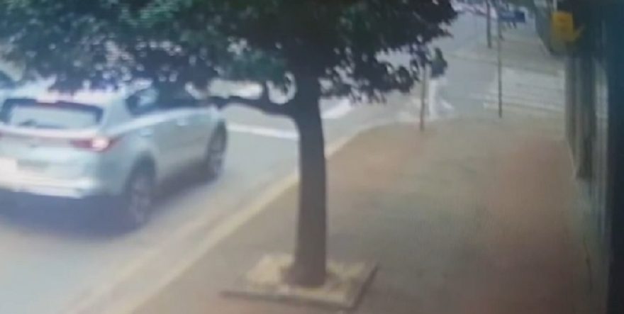 Câmera flagra momento em que motociclista atropela mulher na Rua São Paulo
