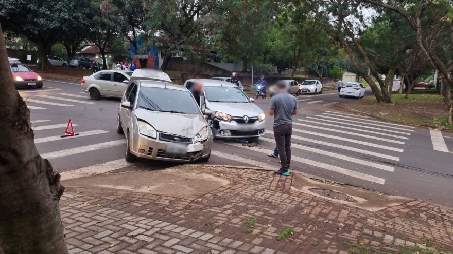 Acidente entre Fiesta e Sandero deixa mulher ferida no Claudete